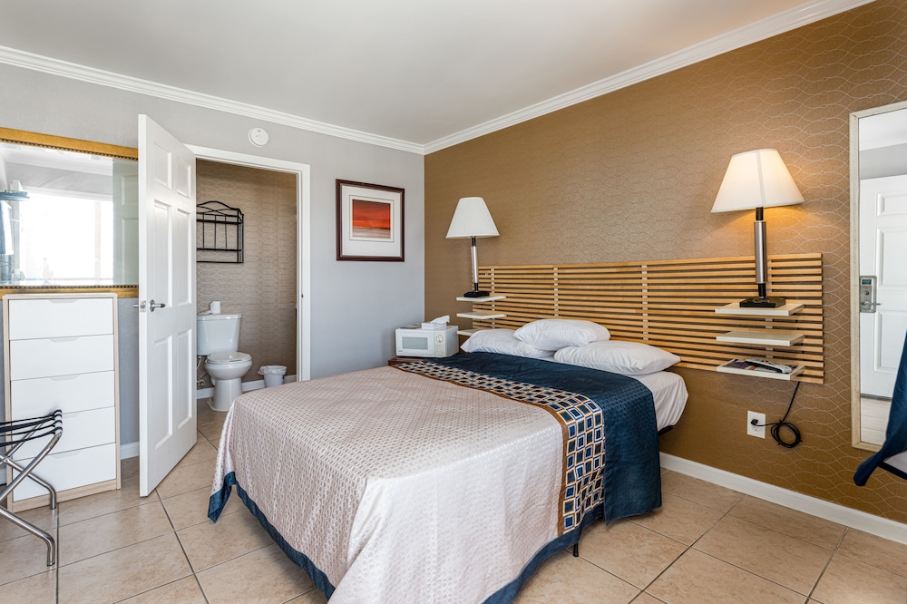 Deluxe Room, 1 Queen Bed photo 2