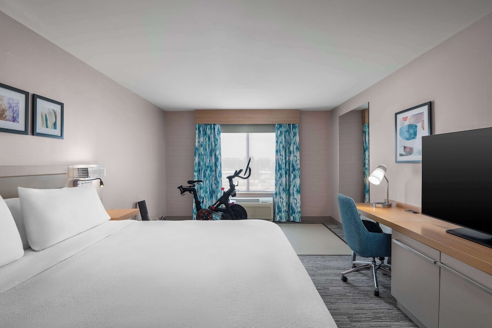 Room, 1 King Bed, Hearing Accessible (Mobility & Hearing, Roll-in Shower) - Photo 1