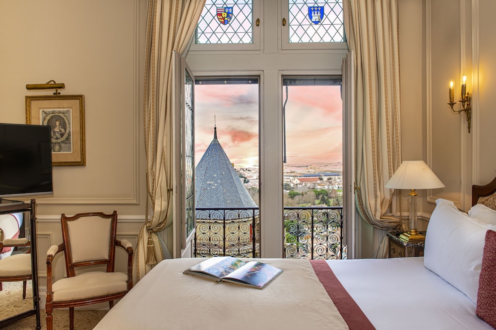 Superior Room overlooking the gardens and ramparts - a king-size bed - Photo 8
