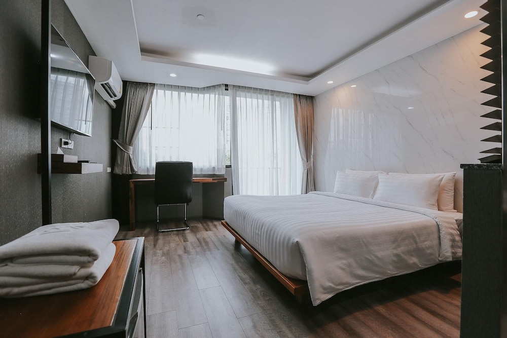 Deluxe Room, 1 King Bed, Non Smoking, Private Bathroom photo 3