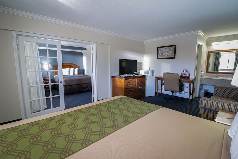Family Room, Multiple Beds, Non Smoking - Photo 1