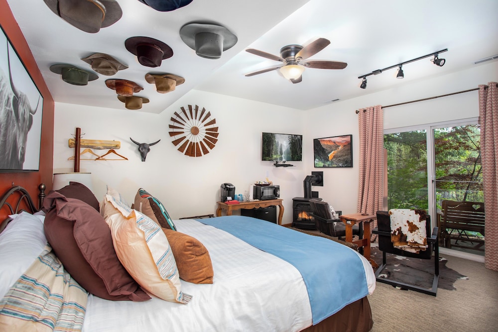 Rio Grande - 1 King Bed, Jetted Tub, River View, Pet Friendly, Fireplace photo 2