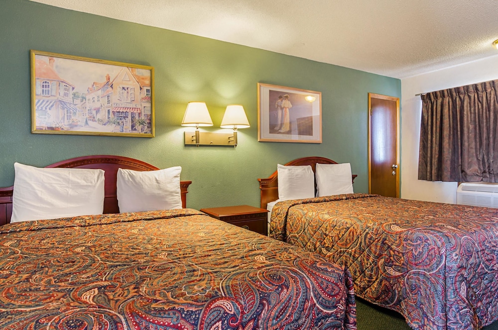 Standard Room, 2 Queen Beds photo 3