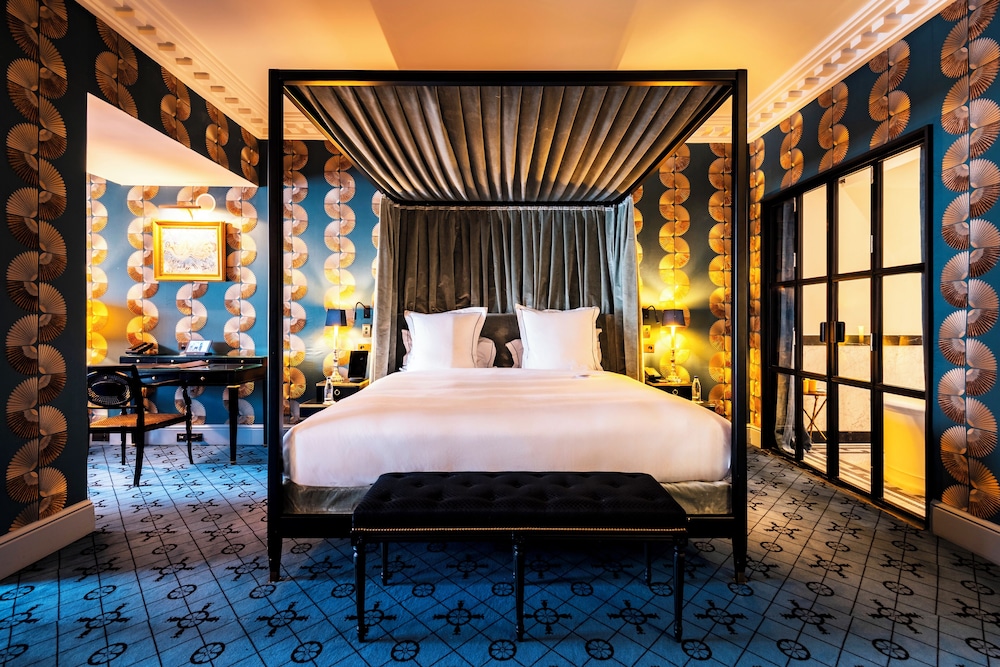 Hôtel de Berri Champs-Élysées, a Luxury Collection Hotel bedroom photo