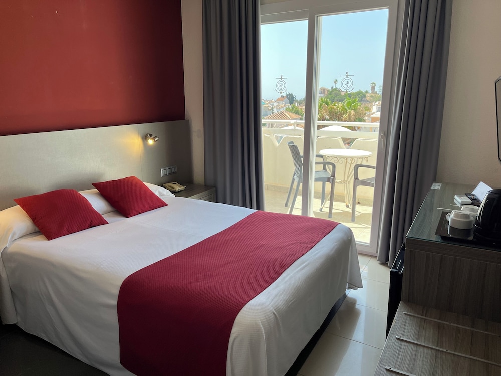 Standard Double or Twin Room, Pool View (Free Spa) photo 3