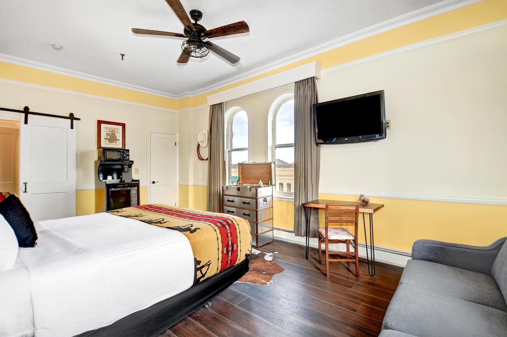 Suite, 1 King Bed, Refrigerator & Microwave, Park View photo 2