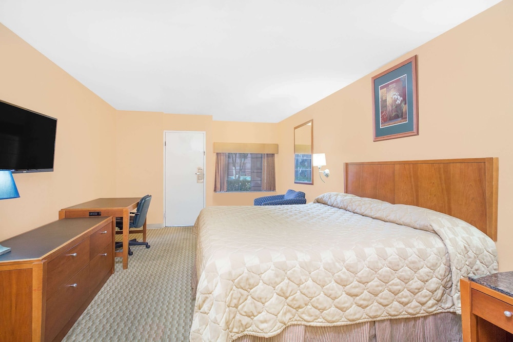 Standard Room, 1 King Bed photo 2