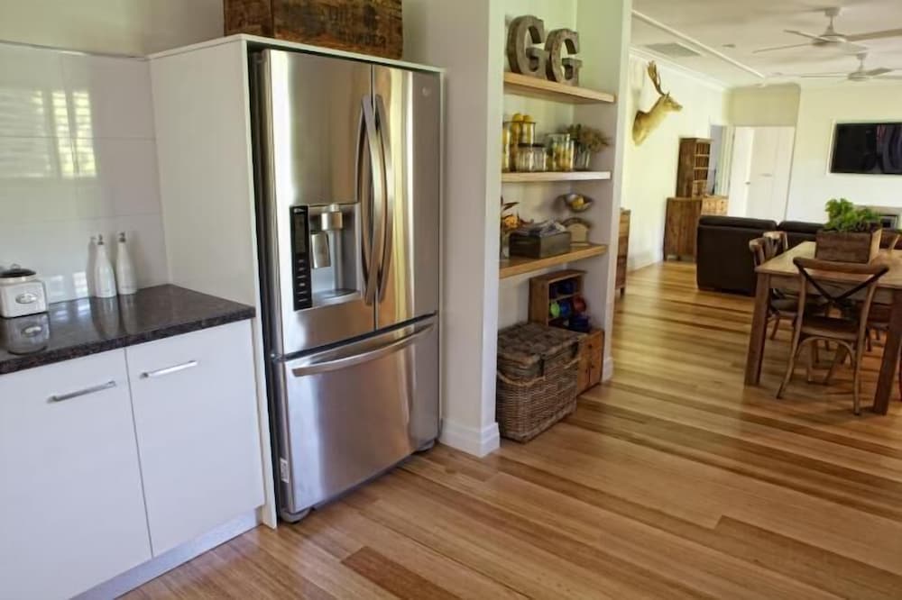 Standard Suite, 2 Bedrooms, Non Smoking, Kitchen photo 3