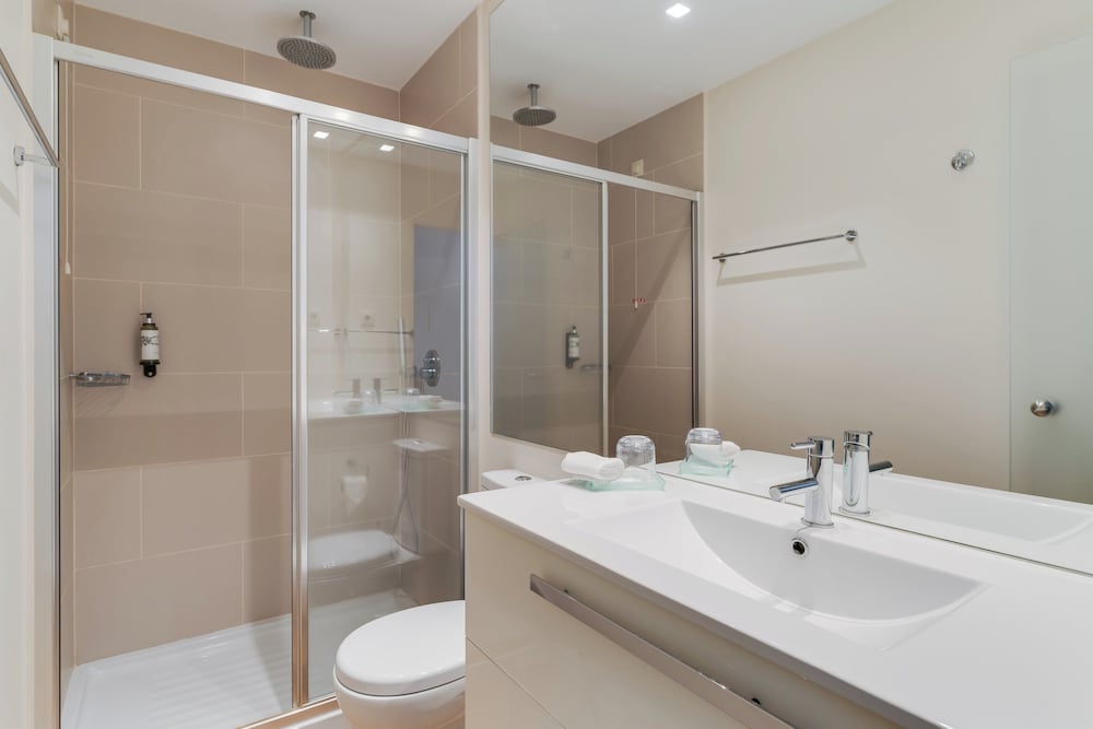Twin Room (Promenade) - Photo 5