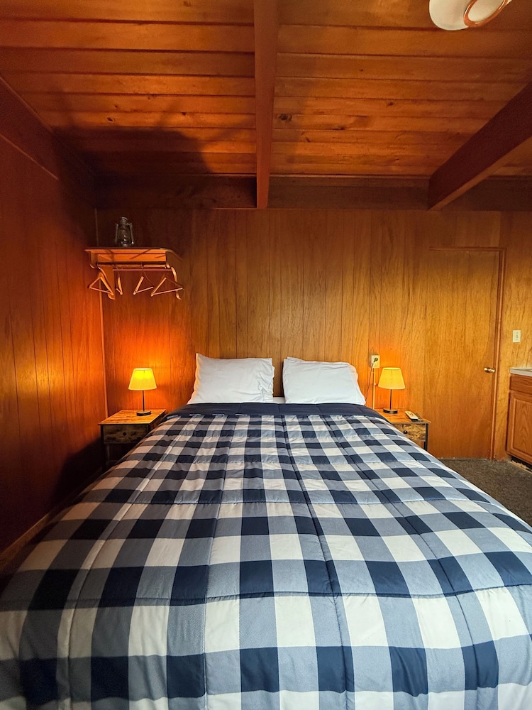 C - 1 Queen / 1 Single w/ Kitchenette photo 1
