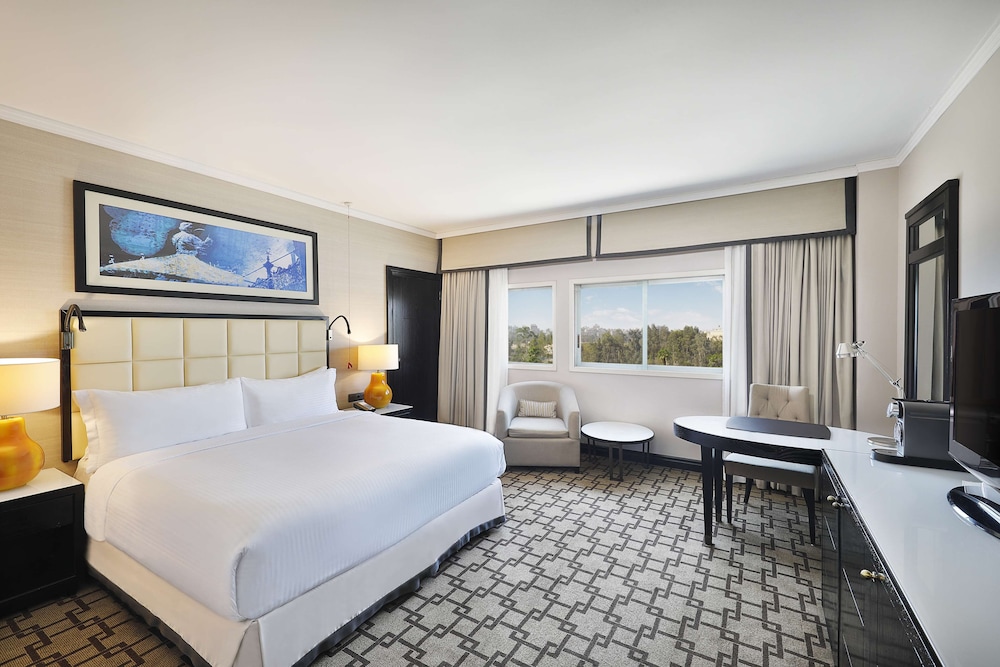 Executive Room, 1 King Bed, Pool View
