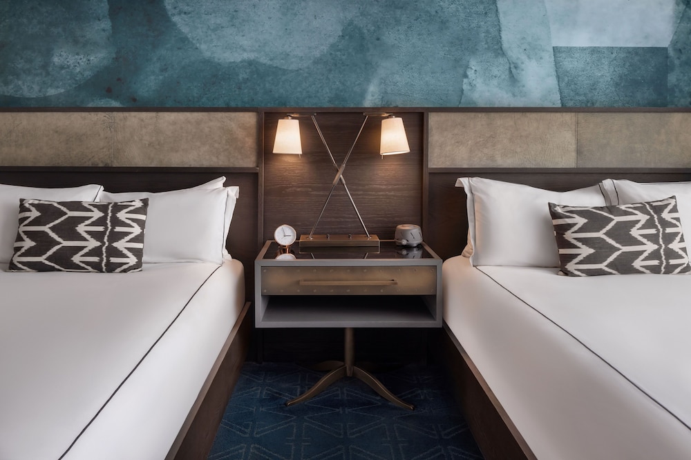 Room, 2 Queen Beds thumbnail 6