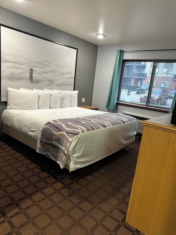 Basic Room, 1 King Bed photo 3
