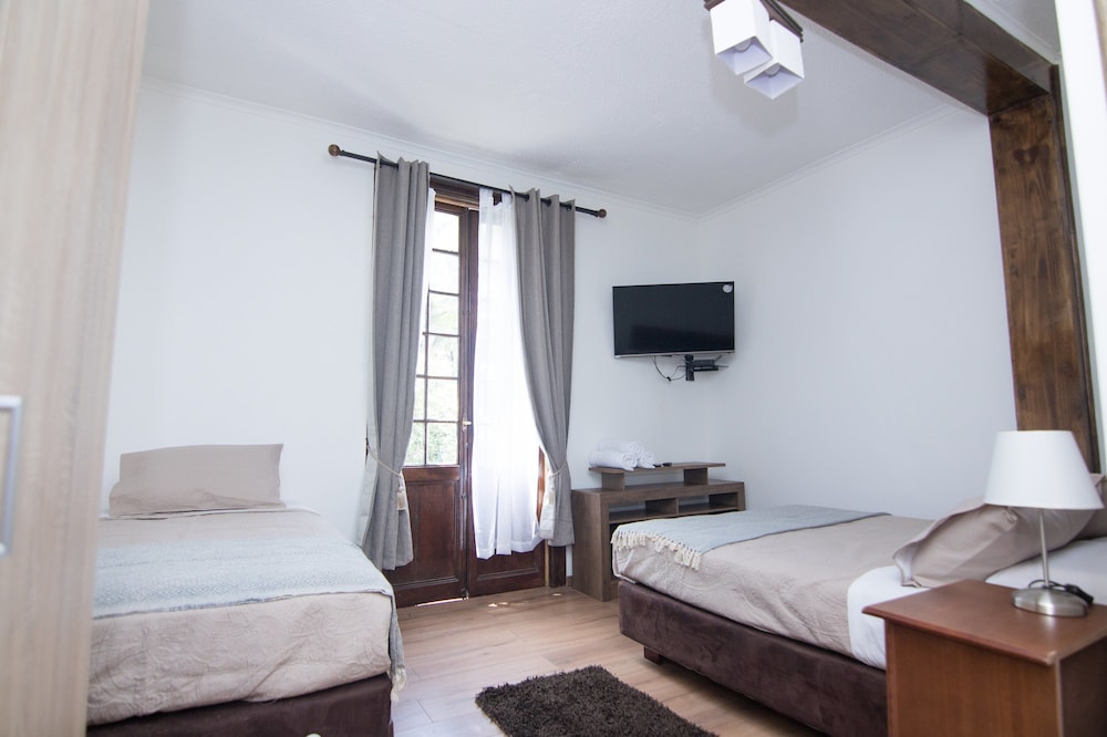 Triple Room (2)