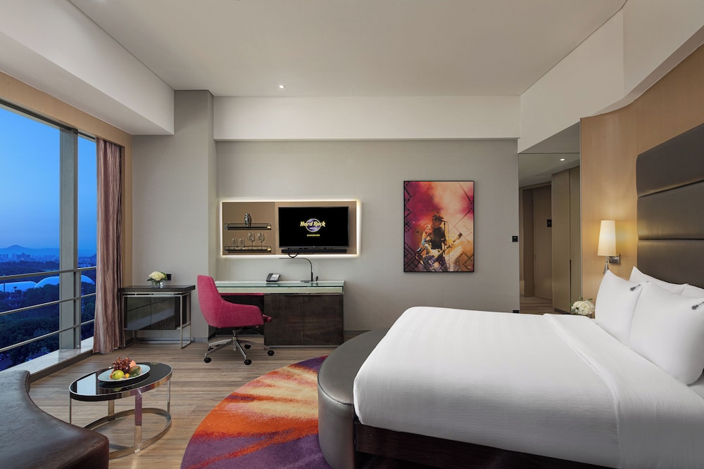 Rock Royalty King Room (Large Round Bathtub) - Executive Lounge Access