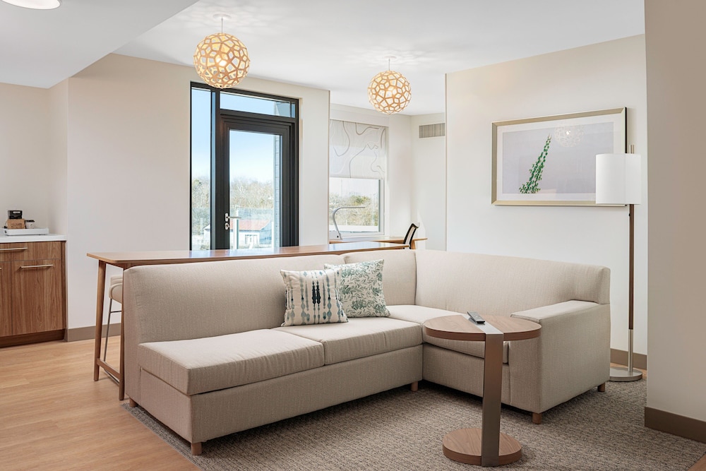 Executive Suite, 1 King Bed, Balcony - Photo 2