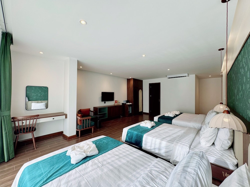 Deluxe Family Room, Balcony, Mountain View photo 3