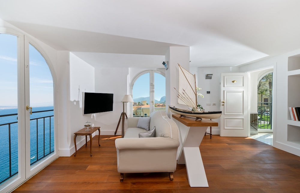 Suite, Hot Tub, Sea View (Vesuvio) - Photo 3