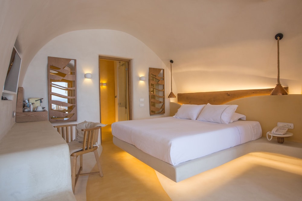 3 Deluxe Cliff Cave Suite (Indoor Massage Pool)