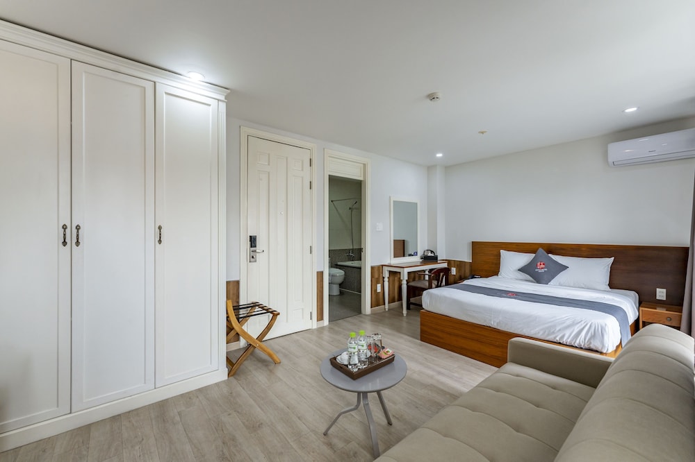 Suite, 1 Queen Bed with Sofa bed, City View photo 3