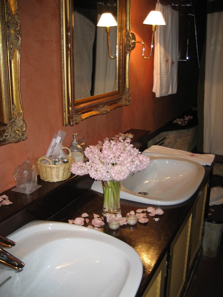 Standard Double Room - Photo 19