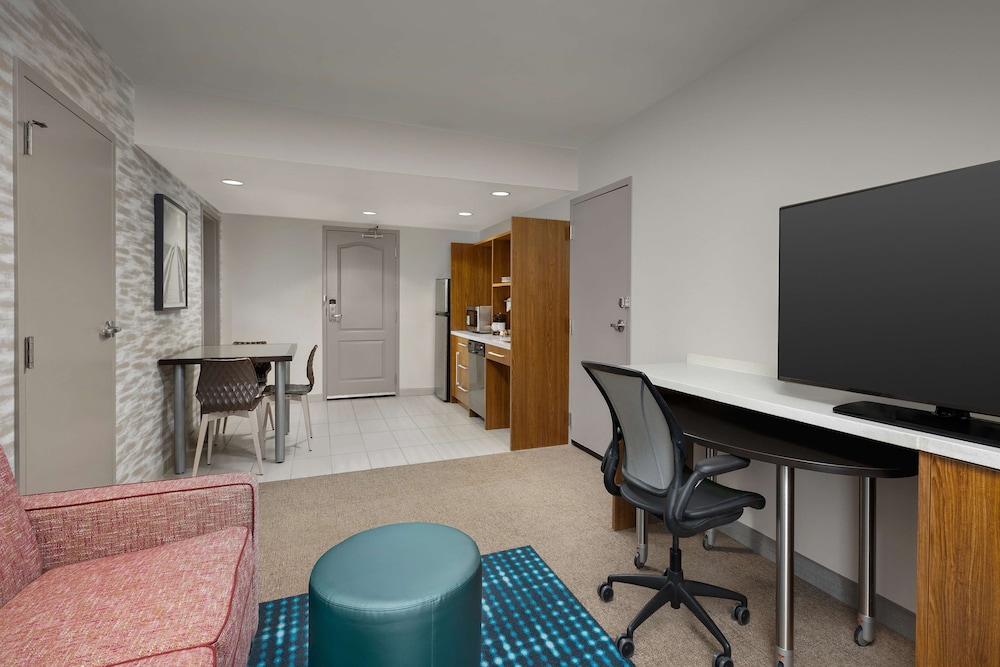 Suite, 1 King Bed, Accessible, Bathtub - Photo 4