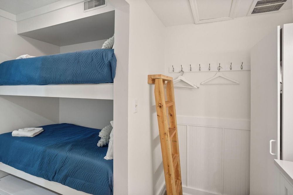 Room, Multiple Beds, Beach View photo 3