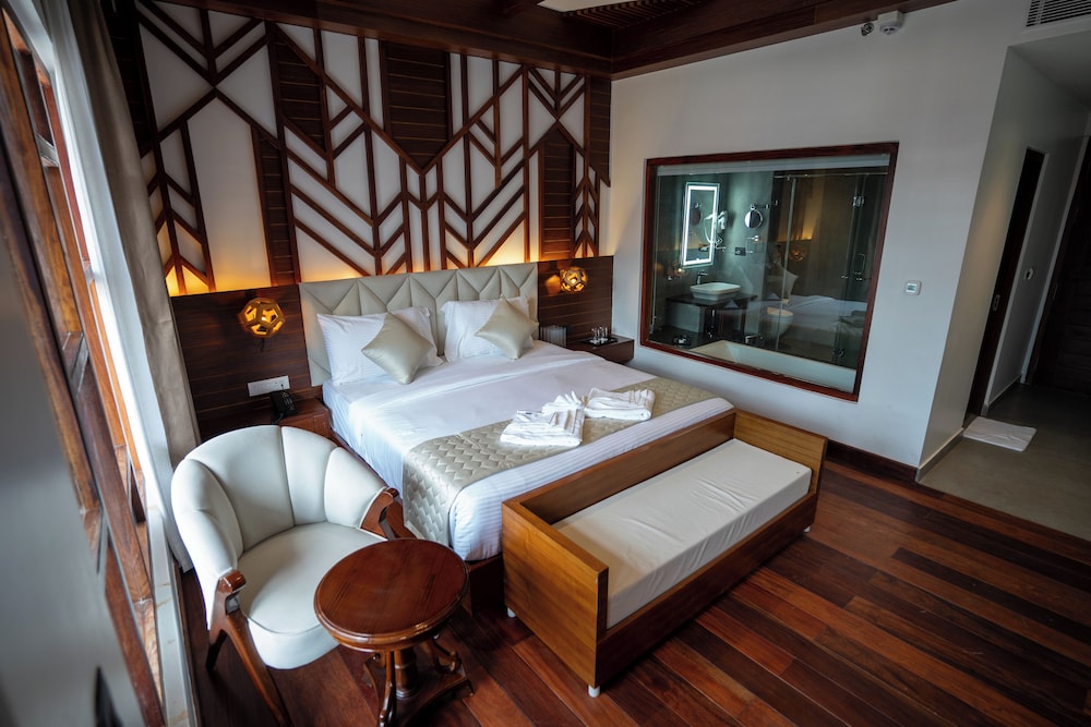 Edens Casa with Bathtub, Balcony with Pool View