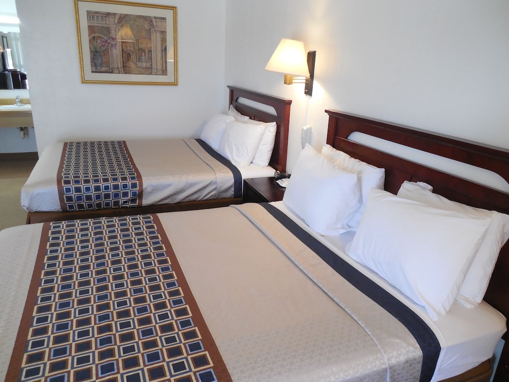 Room, 2 Queen Beds, Non Smoking photo 3