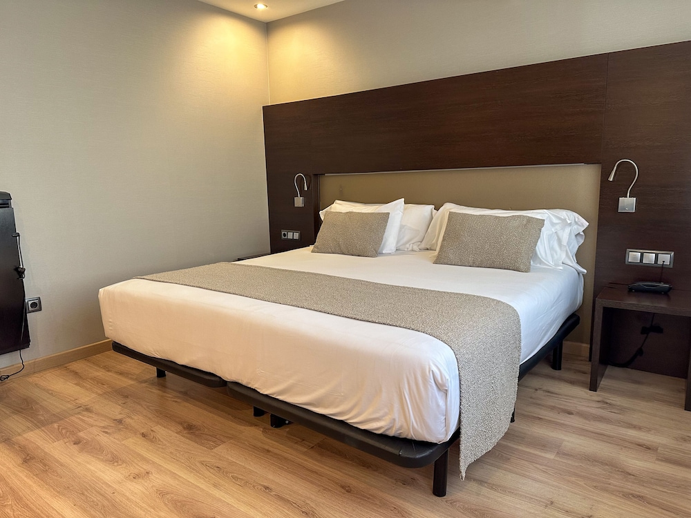 Premium Room, Jetted Tub - Photo 5