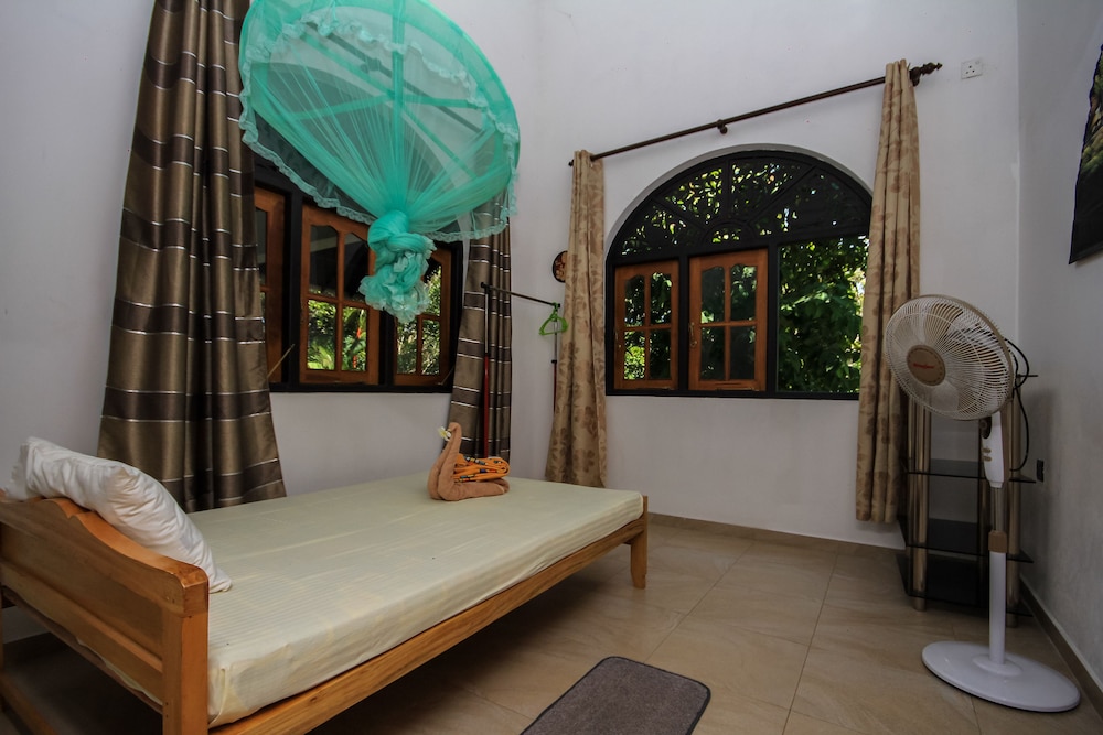 Basic Single Room, 1 Twin Bed (Shared Bathroom With Fan) photo 2
