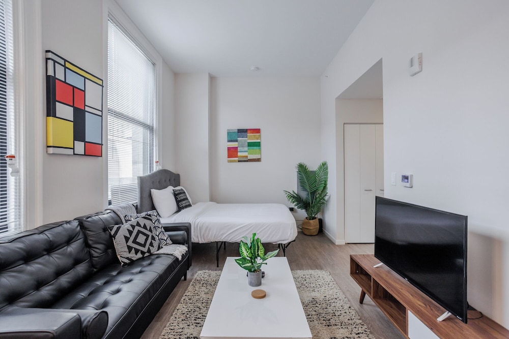 Deluxe Studio, 1 Queen Bed, Non Smoking