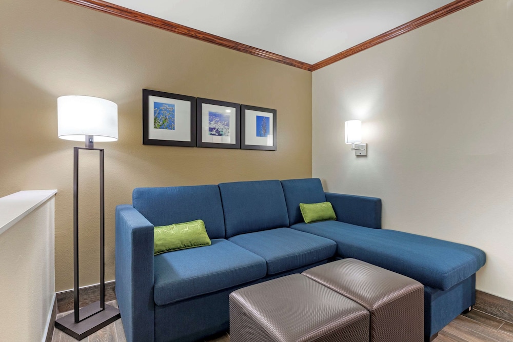 King Bed Suite - Photo 4