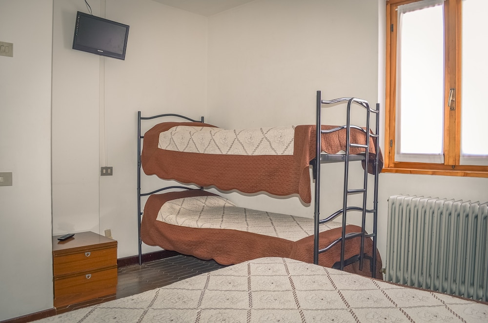 Economy Quadruple Room photo 1