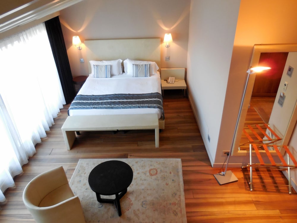 Suite, Partial Lake View (Prestige) - Photo 2