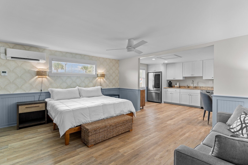 Deluxe Studio Suite, 1 King Bed with Sofa bed, Refrigerator & Microwave photo 1