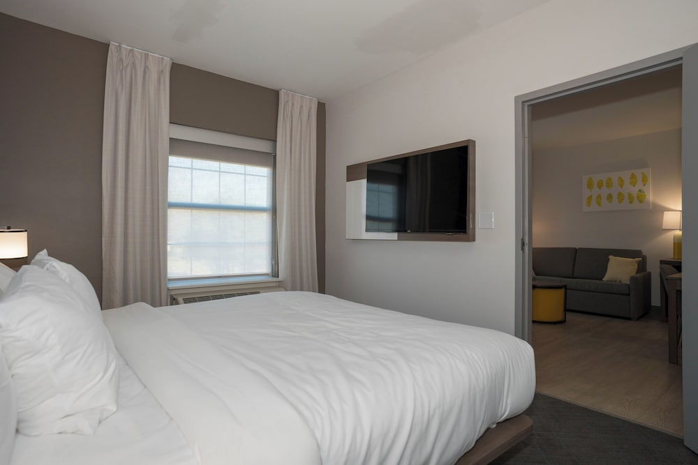 Suite, Non Smoking (2 Queen Beds, Upgrade) - Photo 3