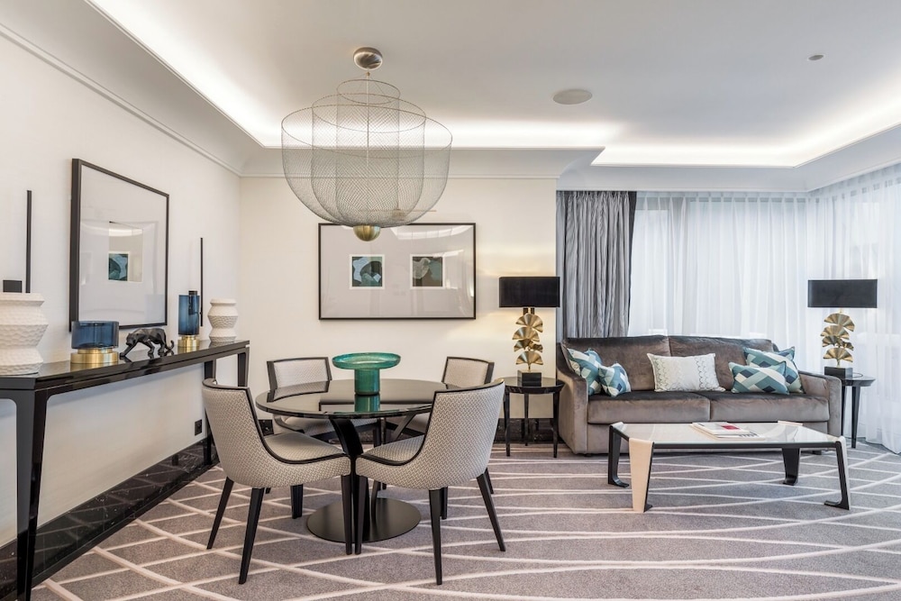 Suite (Victoria)