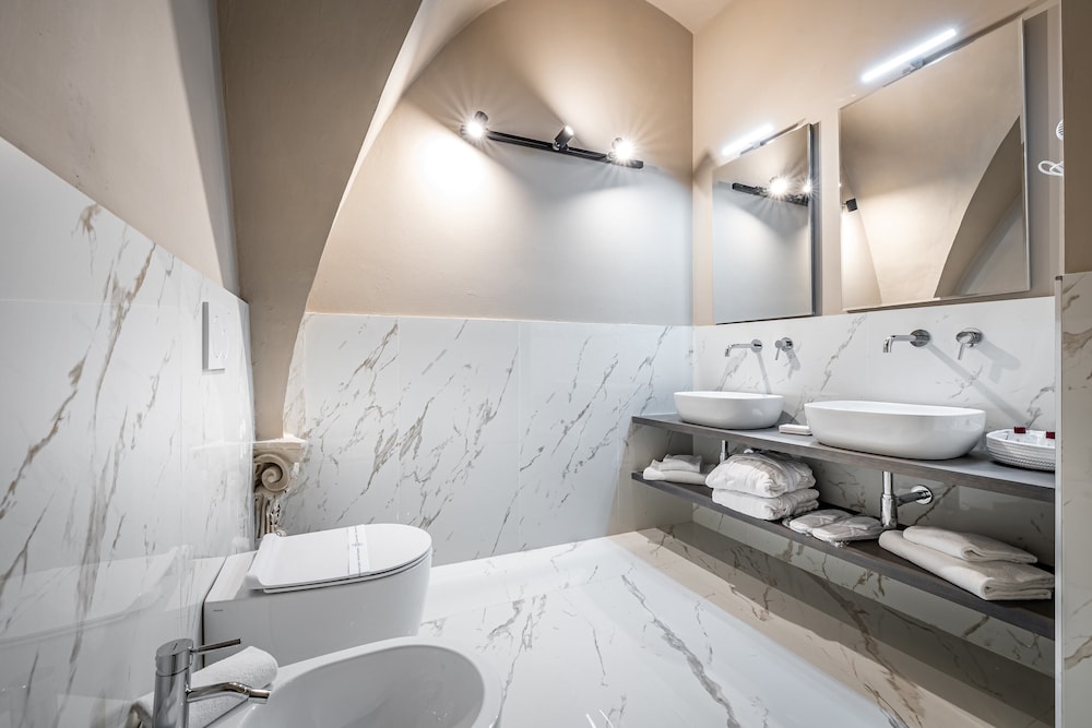 Deluxe Suite (Jacuzzi) - Photo 8