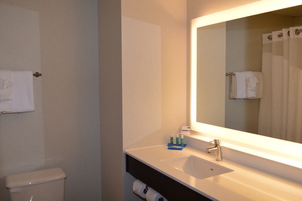 Standard Room, 2 Queen Beds - Photo 5