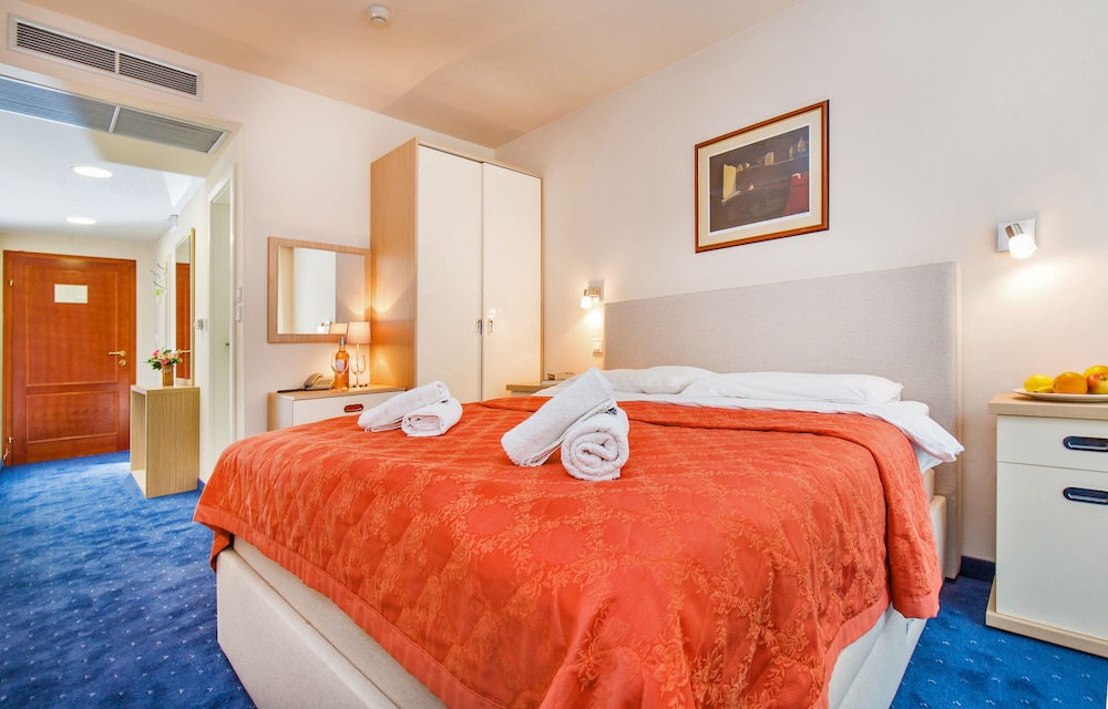 Double Room (1)