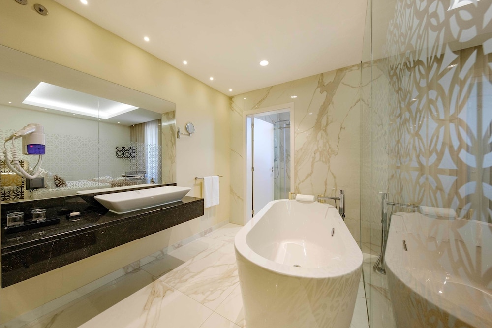 Superior Suite - Photo 10