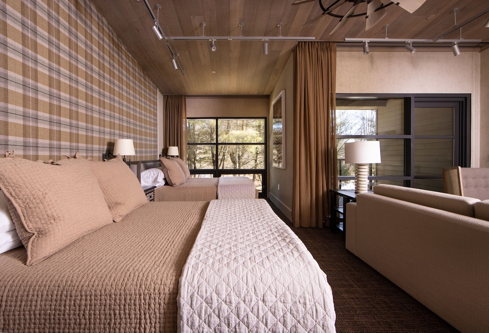 Junior Studio Suite, 2 Queen Beds, Mobility Accessible, Patio photo 1