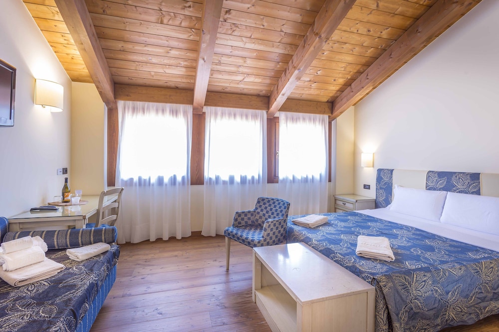 Superior Triple Room, Garden View, Poolside photo 3