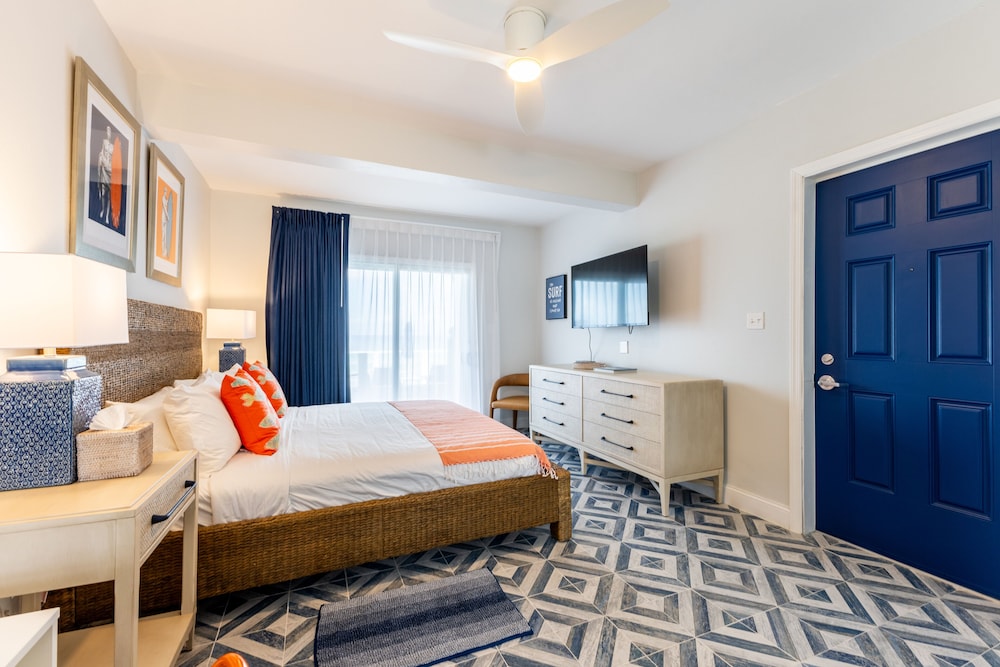 Room, 1 King Bed, Balcony, Beachfront photo 1