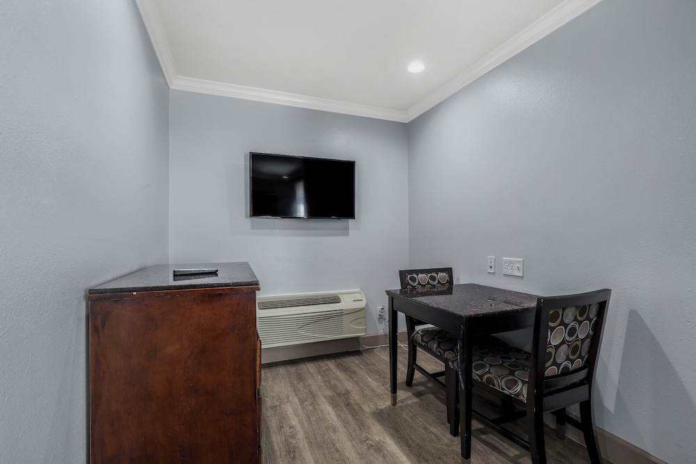 Standard Suite, 2 Queen Beds, Non Smoking, Refrigerator & Microwave - Photo 5