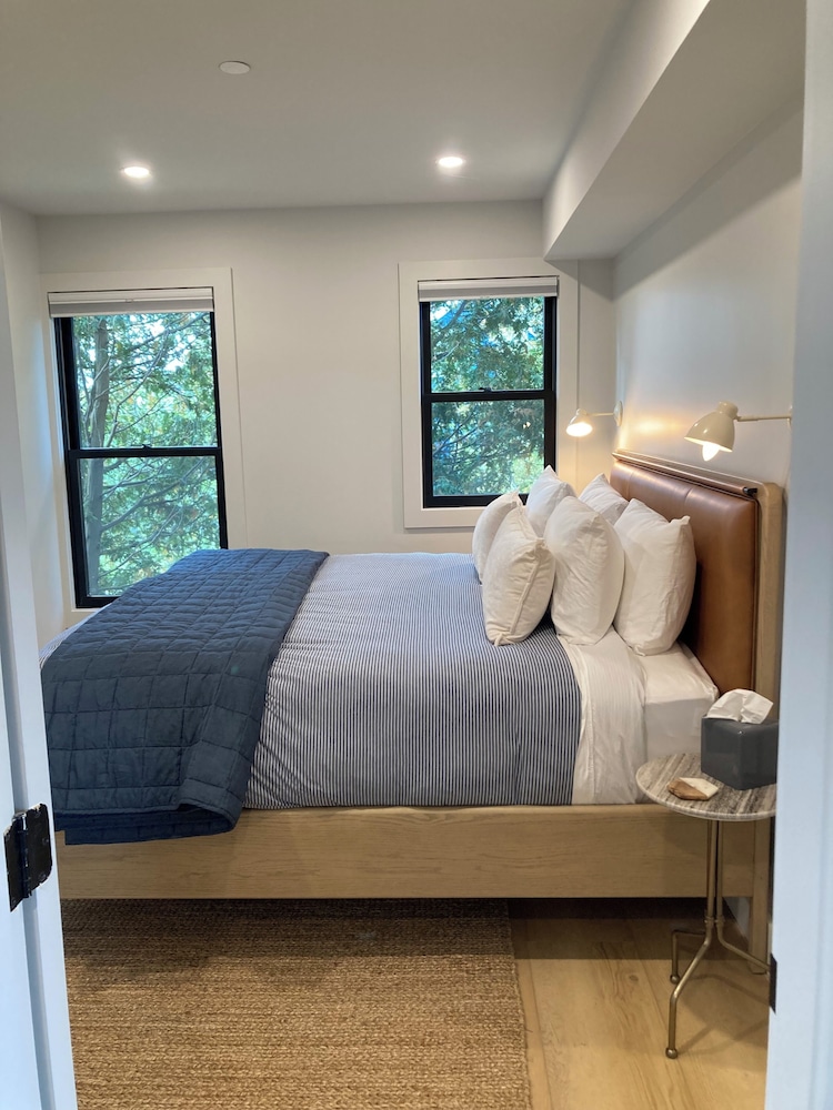 Comfort Apartment, 1 King Bed, Kitchen, Harbor View photo 3