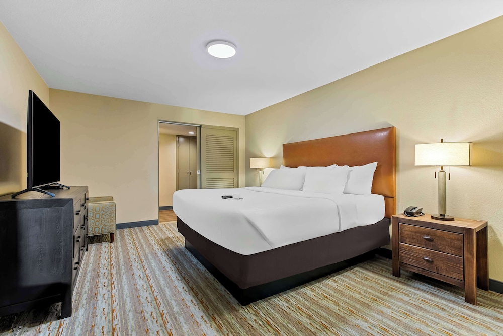Business Room, 1 King Bed, Non Smoking (with Sofabed) - Photo 1