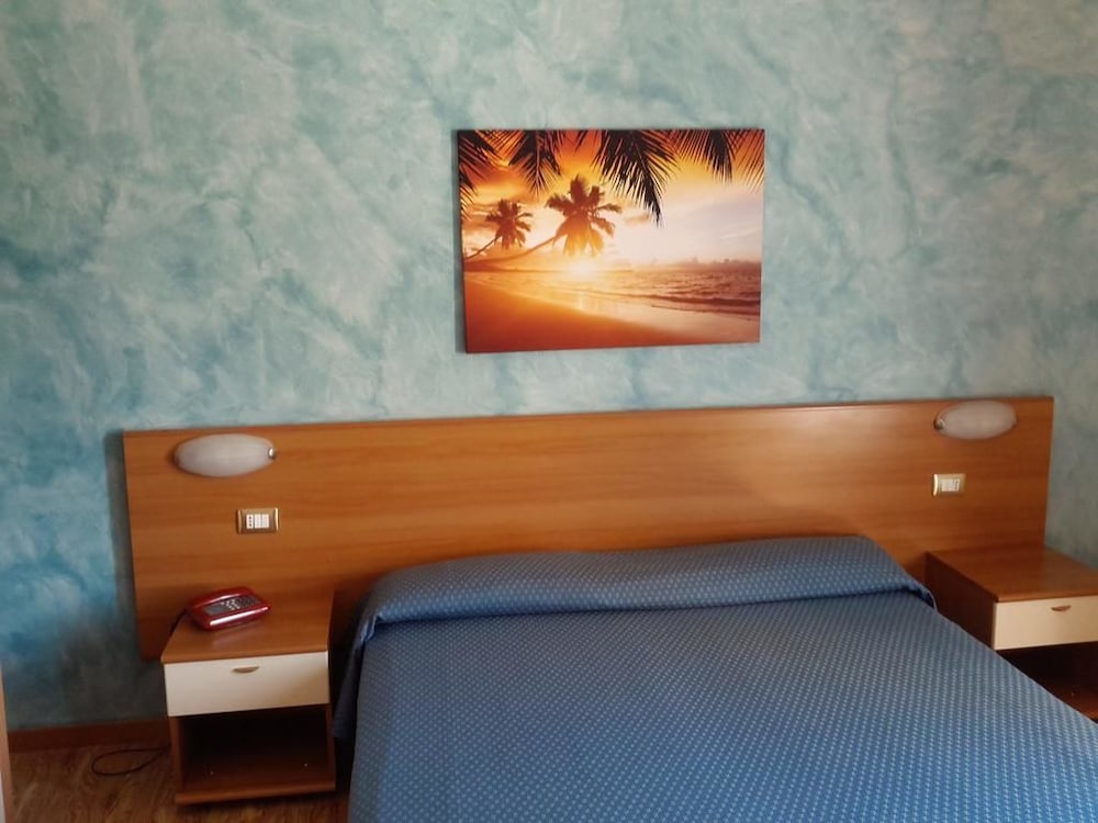 Double or Twin Room - Photo 4
