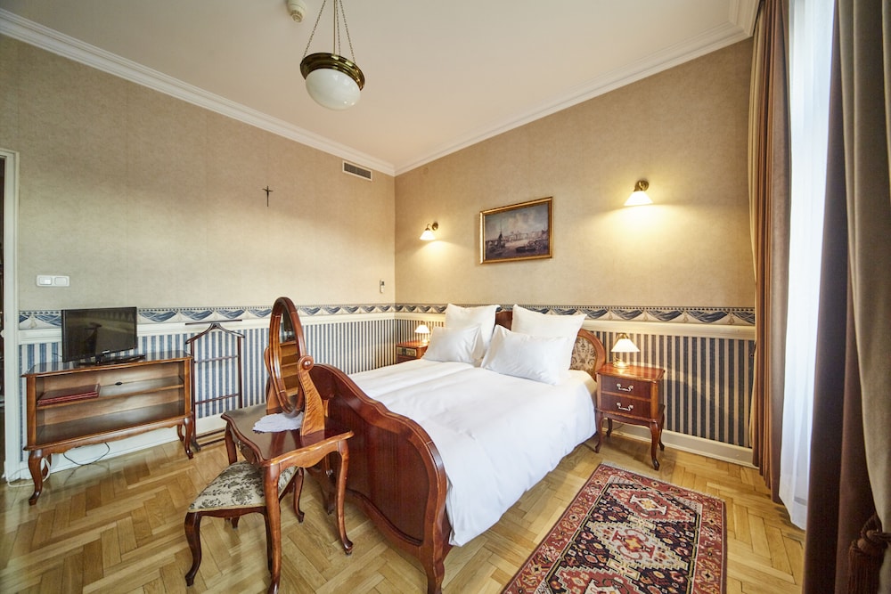 Deluxe Room, City View (With Parking)
